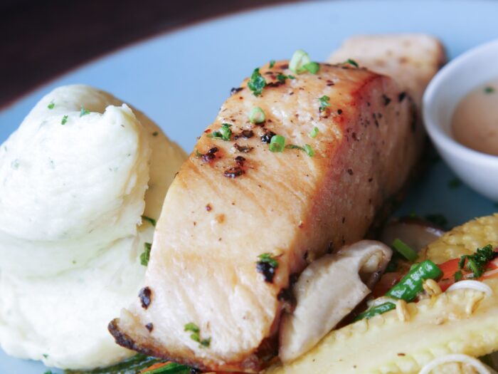Grillet laks med grøntsager og peberrod